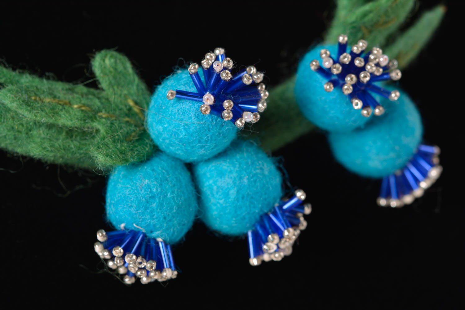 Collier en laine Bijou fait main feutrage baies bleues Cadeau femme original photo 4