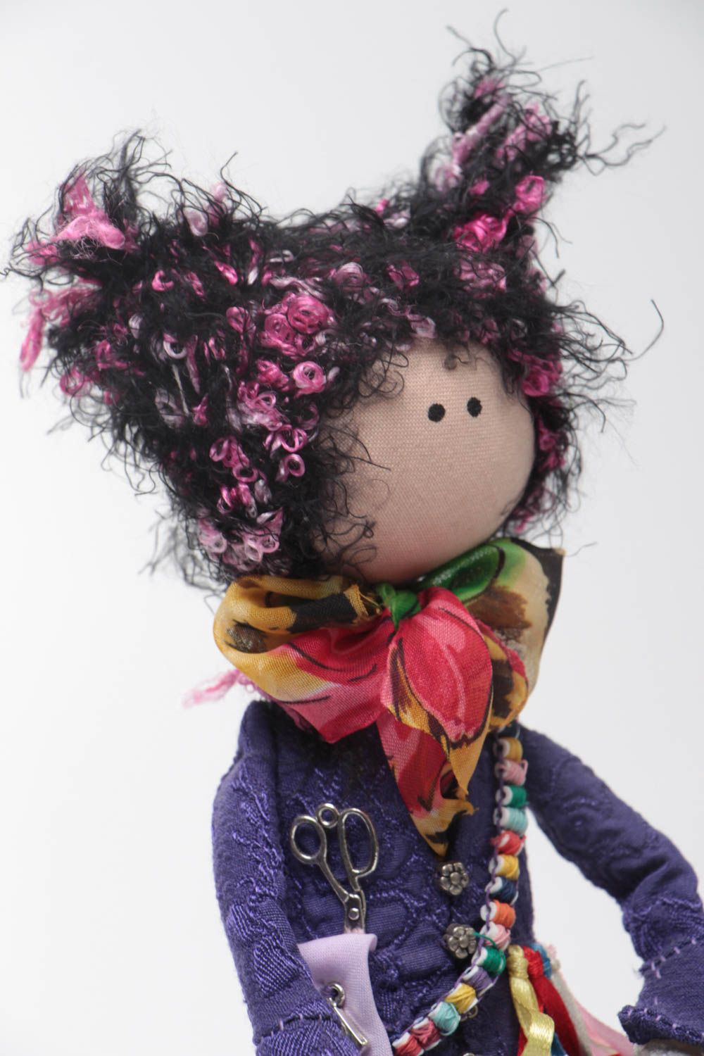 Игрушка кукла из ткани модник с зайцем на пуфике небольшого размера хэнд мейд фото 3