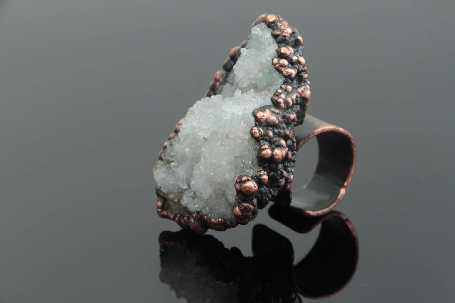 Handmade massive stylish copper jewelry ring with natural mountain crystal glass photo 1