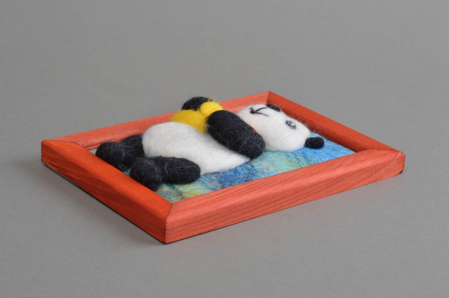 Originelles kleines Wandbild aus Wolle im Holz Rahmen handmade Panda mit Ente  foto 3