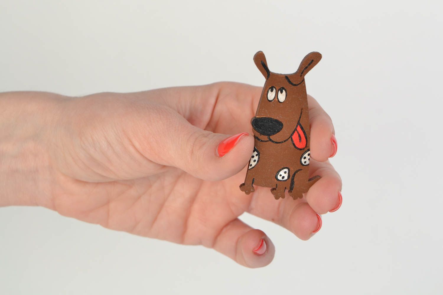 Handgemachte Brosche aus Holz Hund bemalt mit Acrylfarben eigenartig künstlerisch foto 2