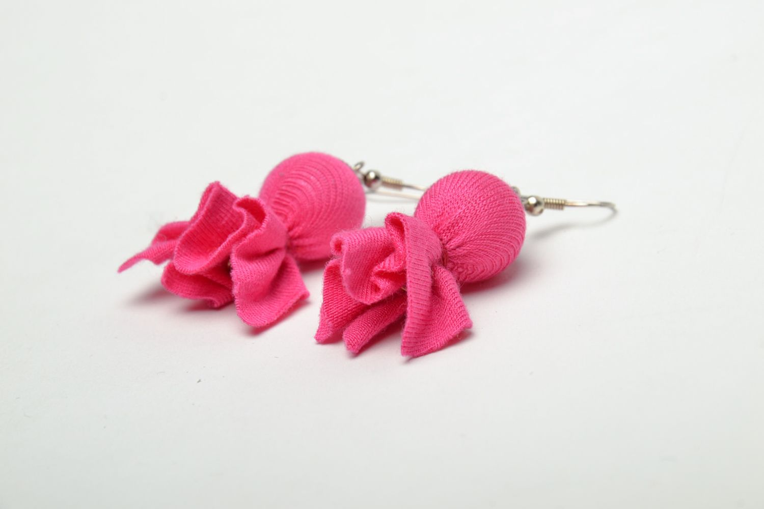 Boucles d'oreilles roses en perles fantaisie recouvertes de tissu  photo 4