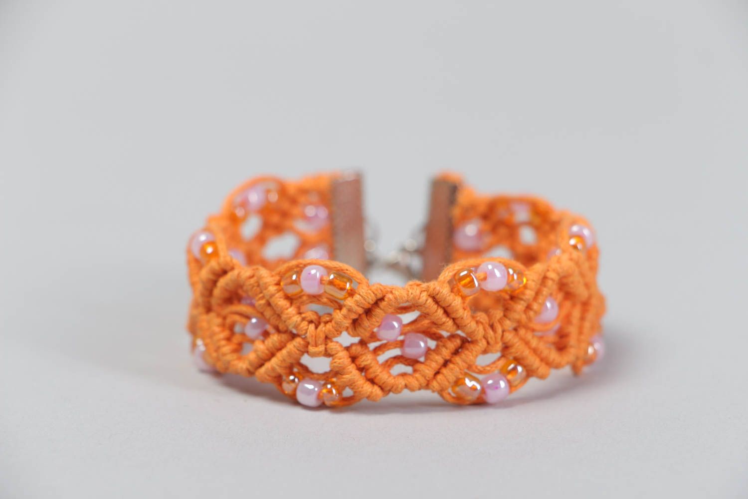 Текстильный браслет ажурный из ниток и бисера оранжевый красивый ручная работа фото 2