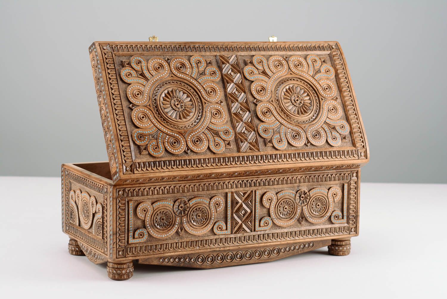 Wooden box inlaid with beads  photo 4