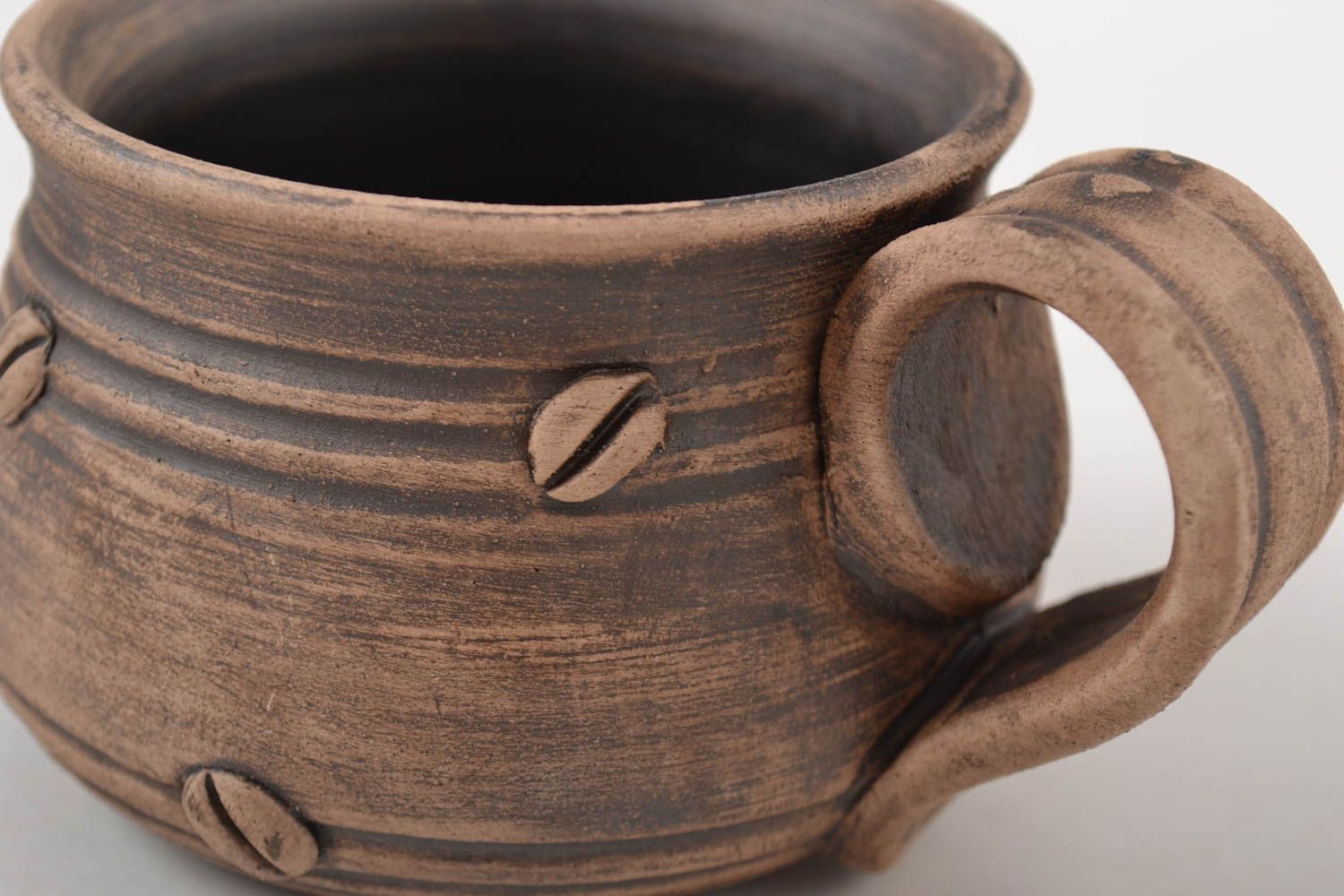 Clay coffee cup with a wide handle and coffee beans pattern photo 5