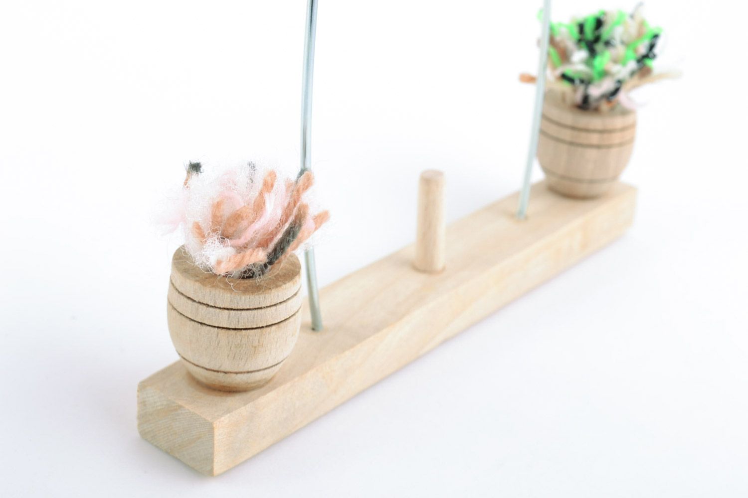 Деревянная игрушка качели ручной работы на пружине для детей и дома натуральные фото 5