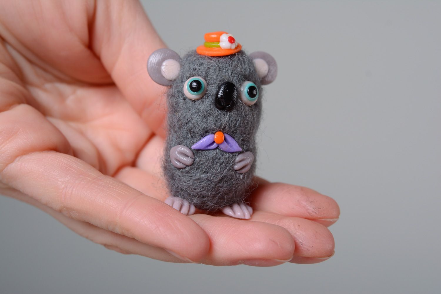 Handmade miniatur Kuscheltier Koala in Trockenfilzen Technik foto 5