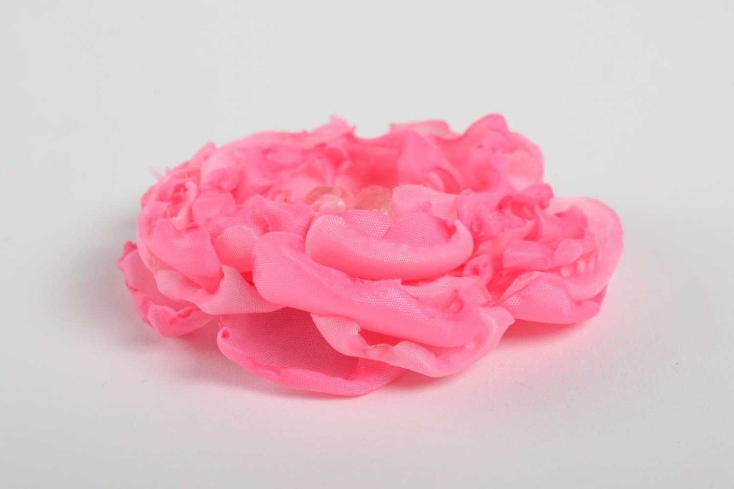 Розовая заколка из лент в виде легкого объемного цветка ручной работы зажим фото 2