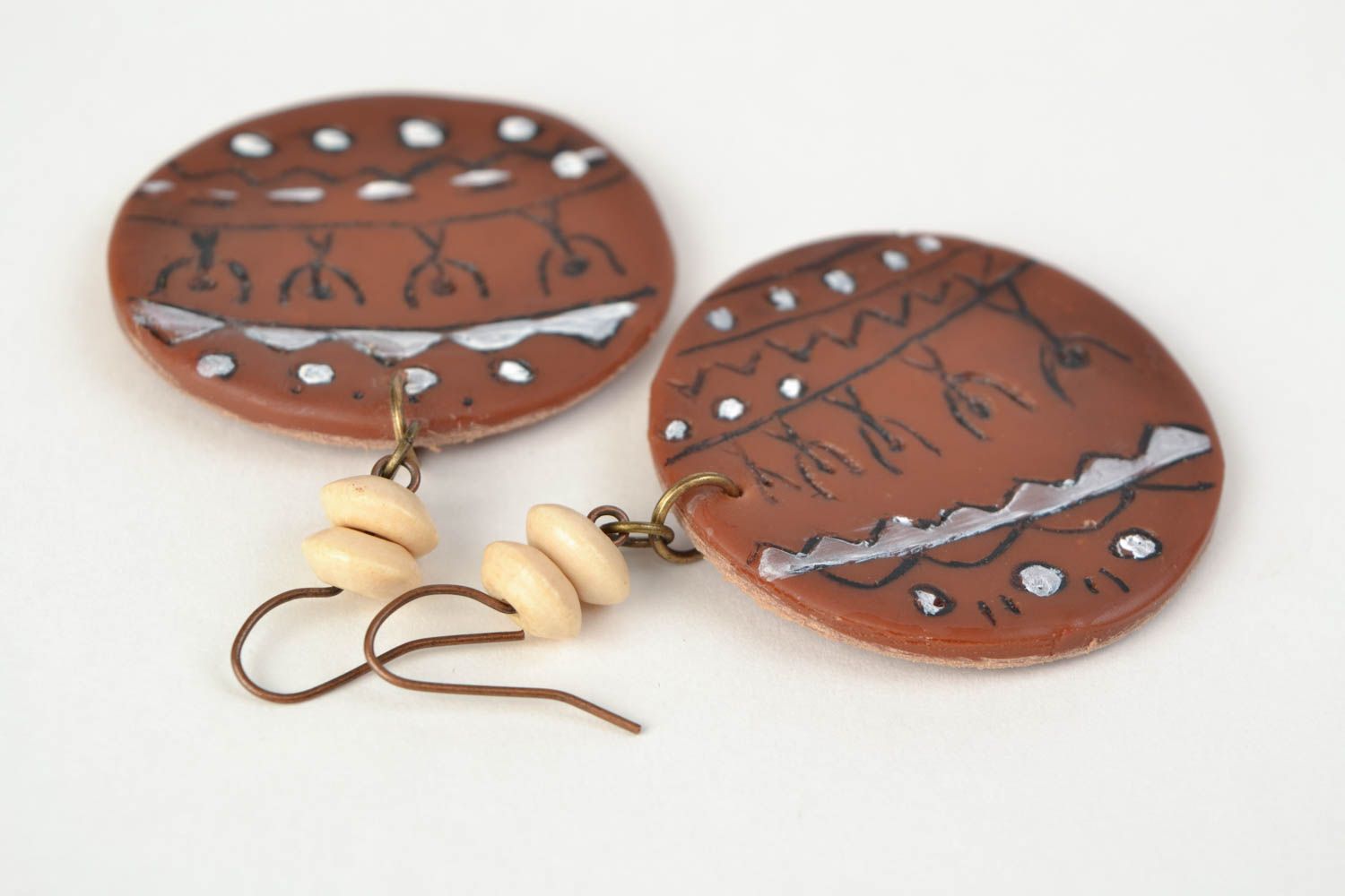 Handgemachte runde elegante braune Ohrringe aus Polymer Ton mit Bemalung Holzperlen foto 4