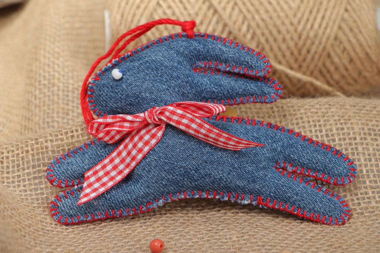 Пасхальный кролик ручной работы из джинсовой ткани с бантиком для декора дома фото 1