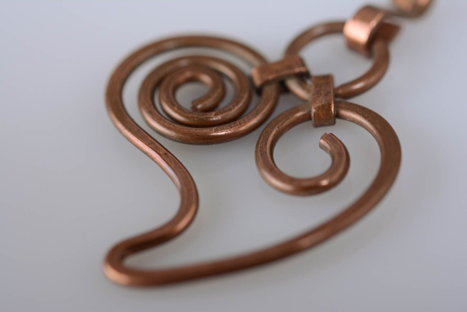 Colgante original hecho a mano de cobre con forma de corazón alambrismo inusual foto 5