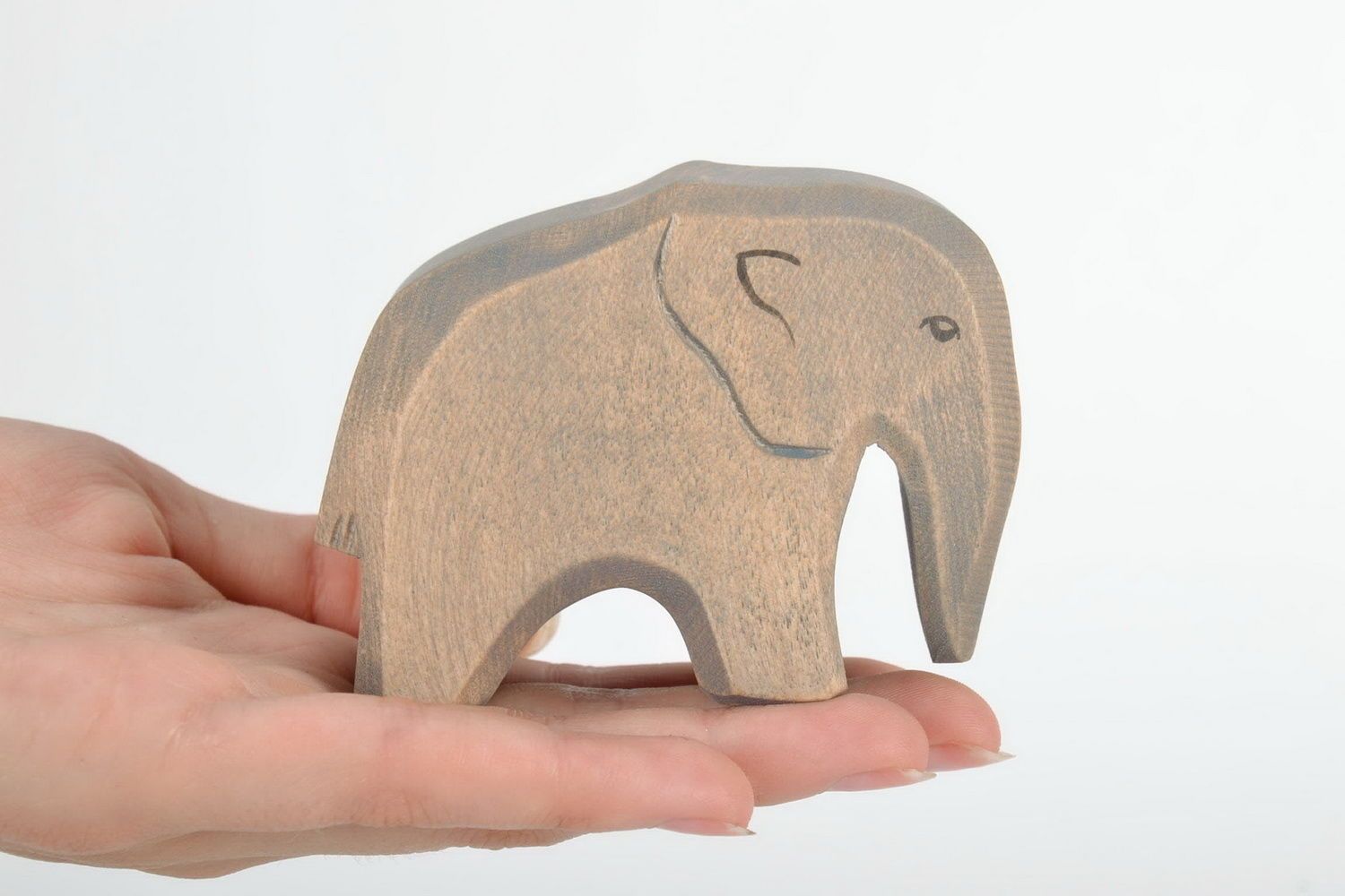 Figurilla artesanal en forma del elefante de madera  foto 3