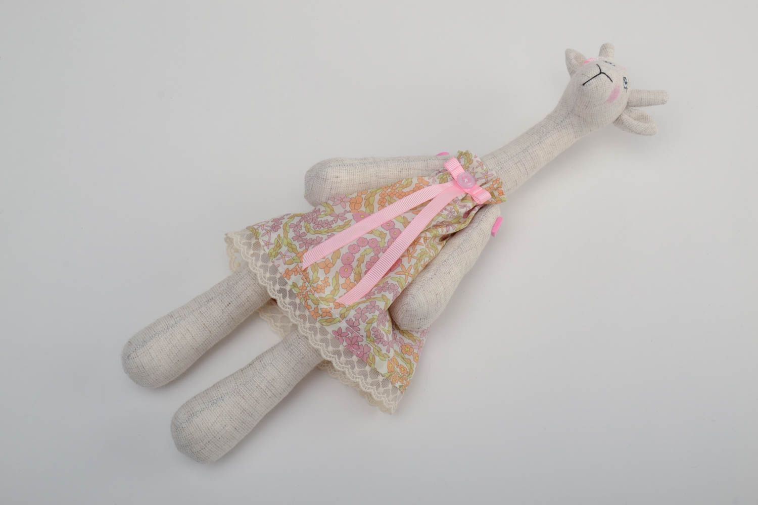 Nettes Stoff Kuscheltier Giraffe im Kleid aus Leinen handmade für Interieur und für Kleinkinder foto 2