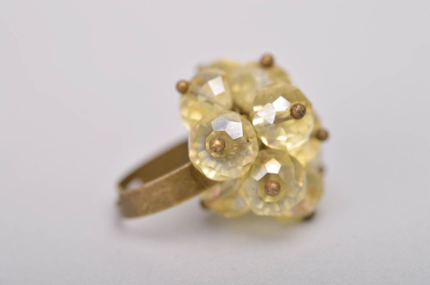 Желтое кольцо из бусин с регулируемым размером аксессуар ручной работы фото 5