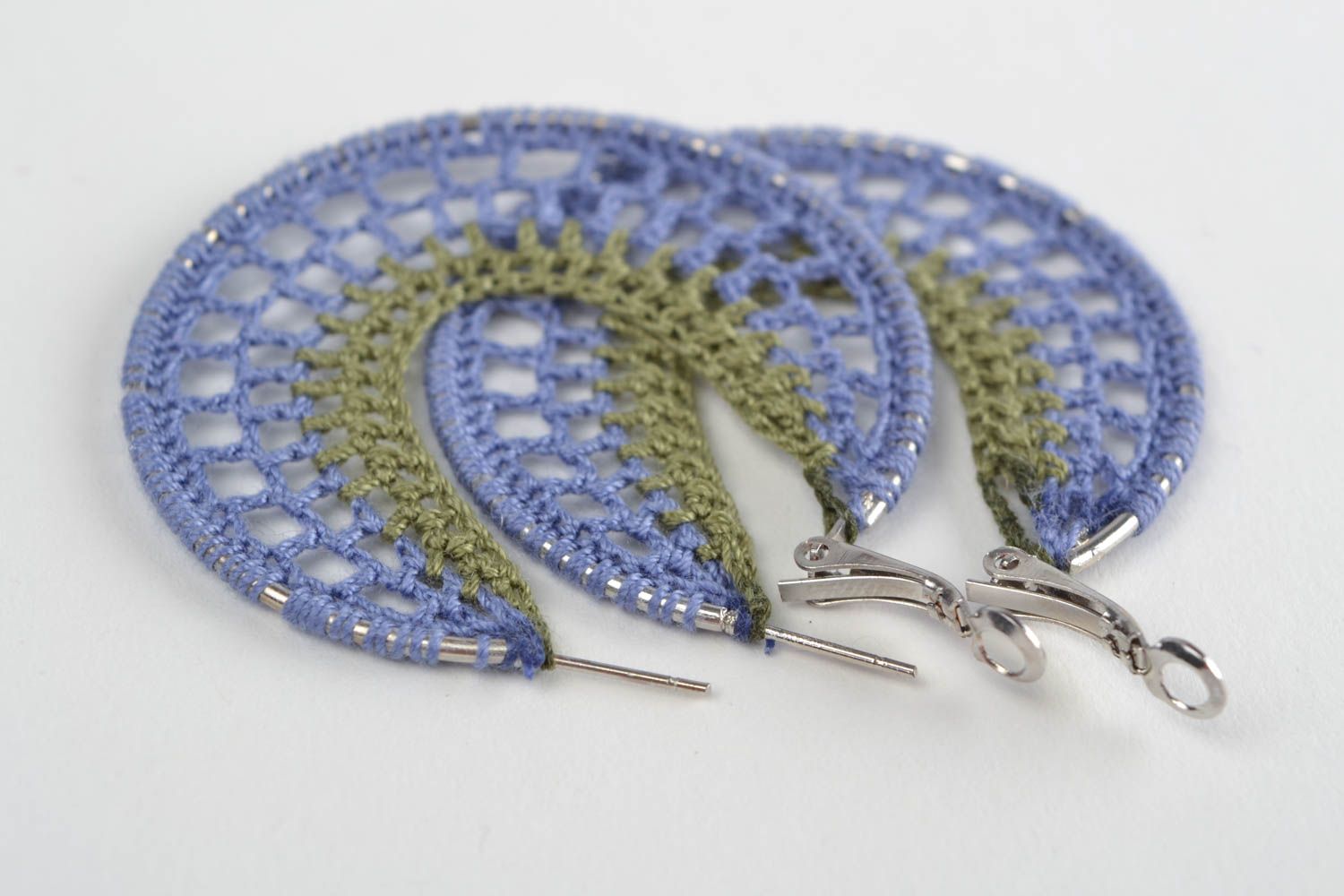 Оригинальные плетеные серьги из ниток с металлическими кольцами хенд мейд фото 4