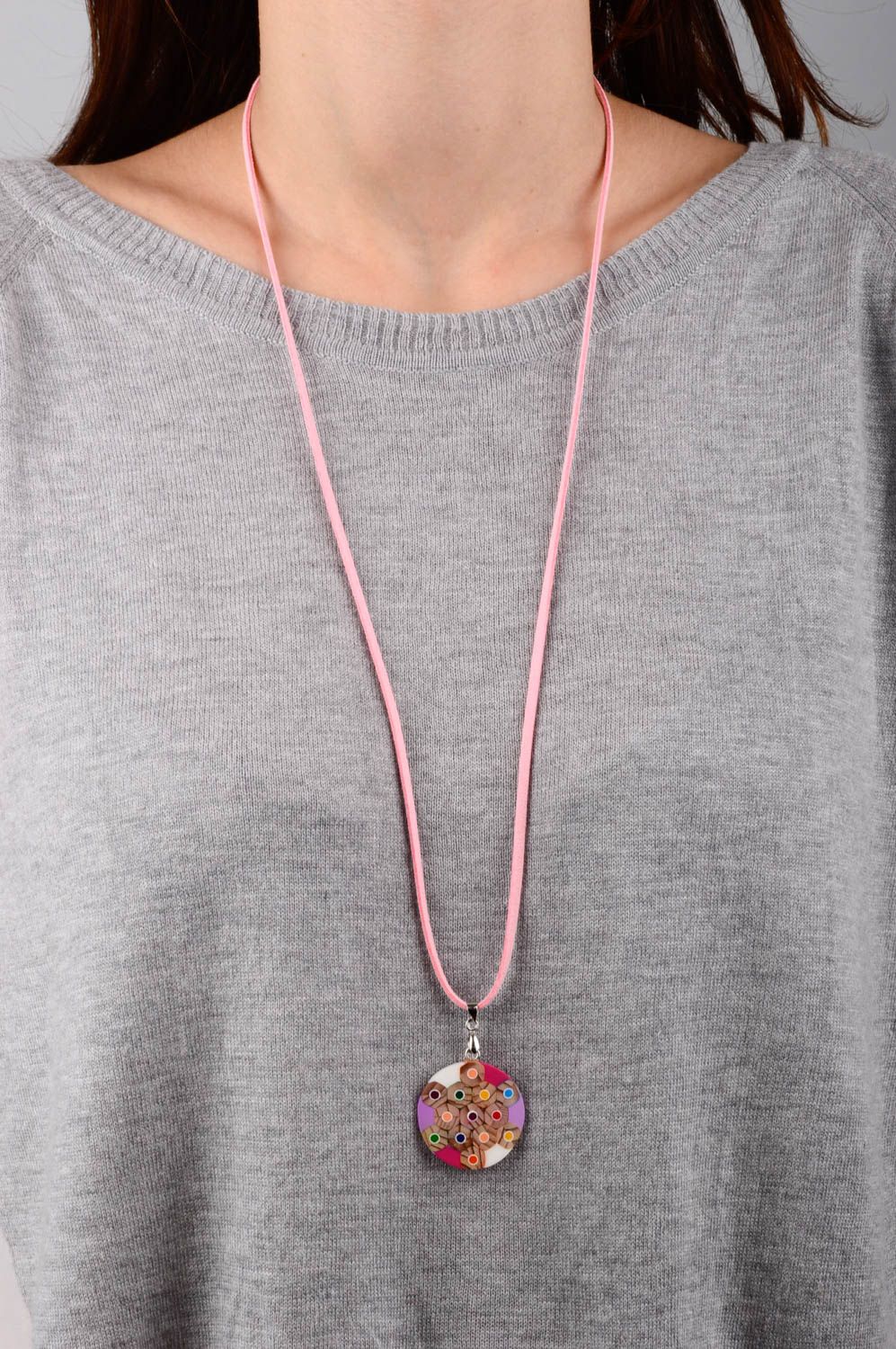 Pendentif rond Bijou fait main multicolore lacet rose suède Accessoire femme photo 3