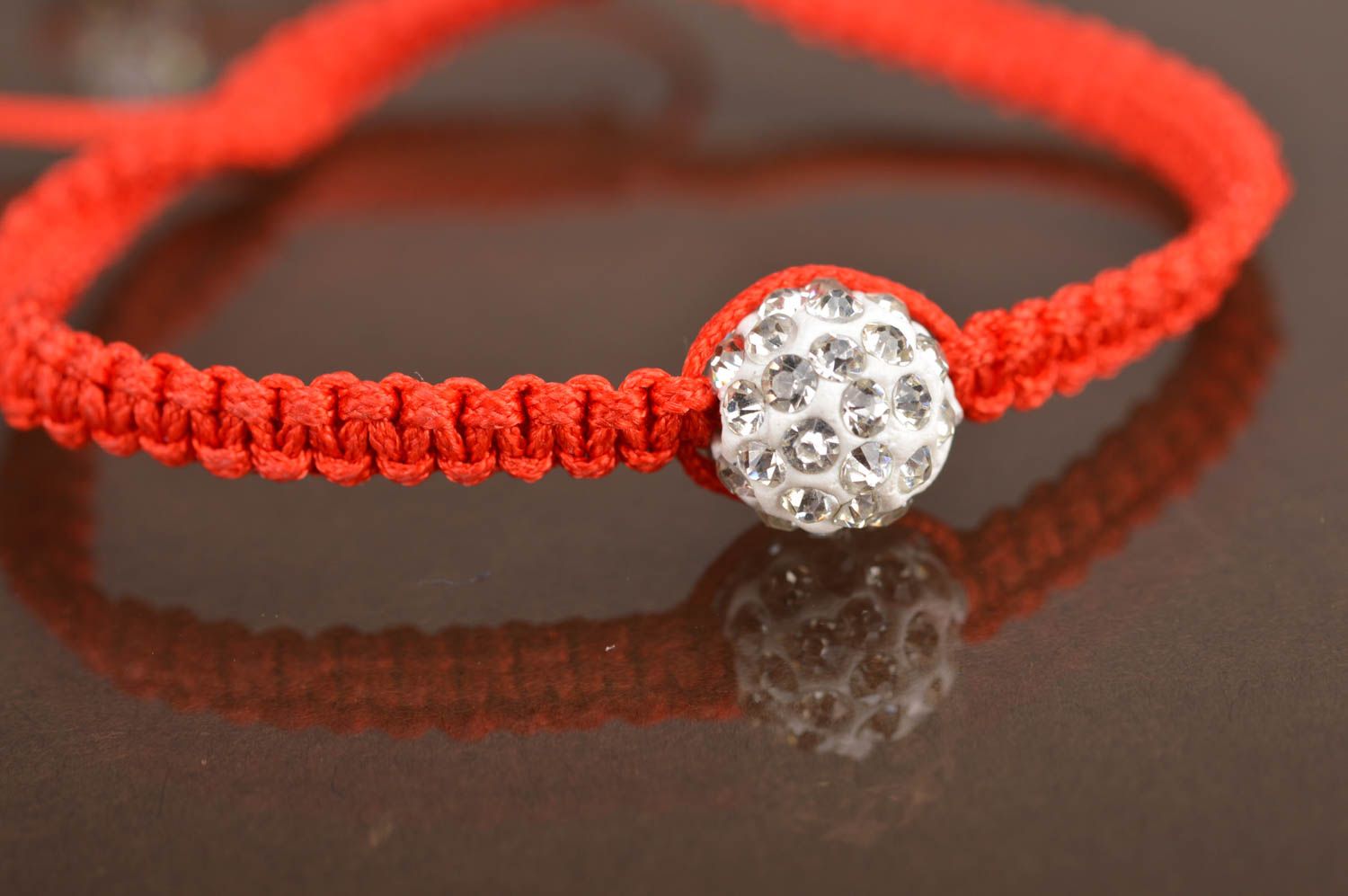 Schönes originelles rotes handgemachtes Armband aus Textil und Glasperlen foto 4