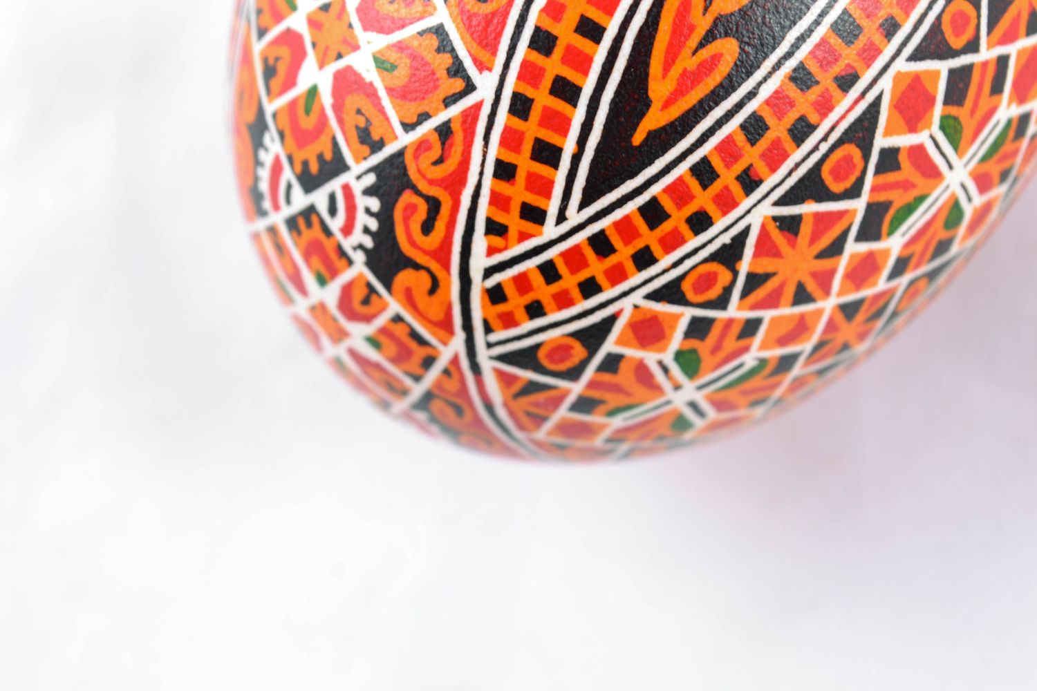 Декоративное яйцо ручной работы с росписью акриловыми красками  фото 5