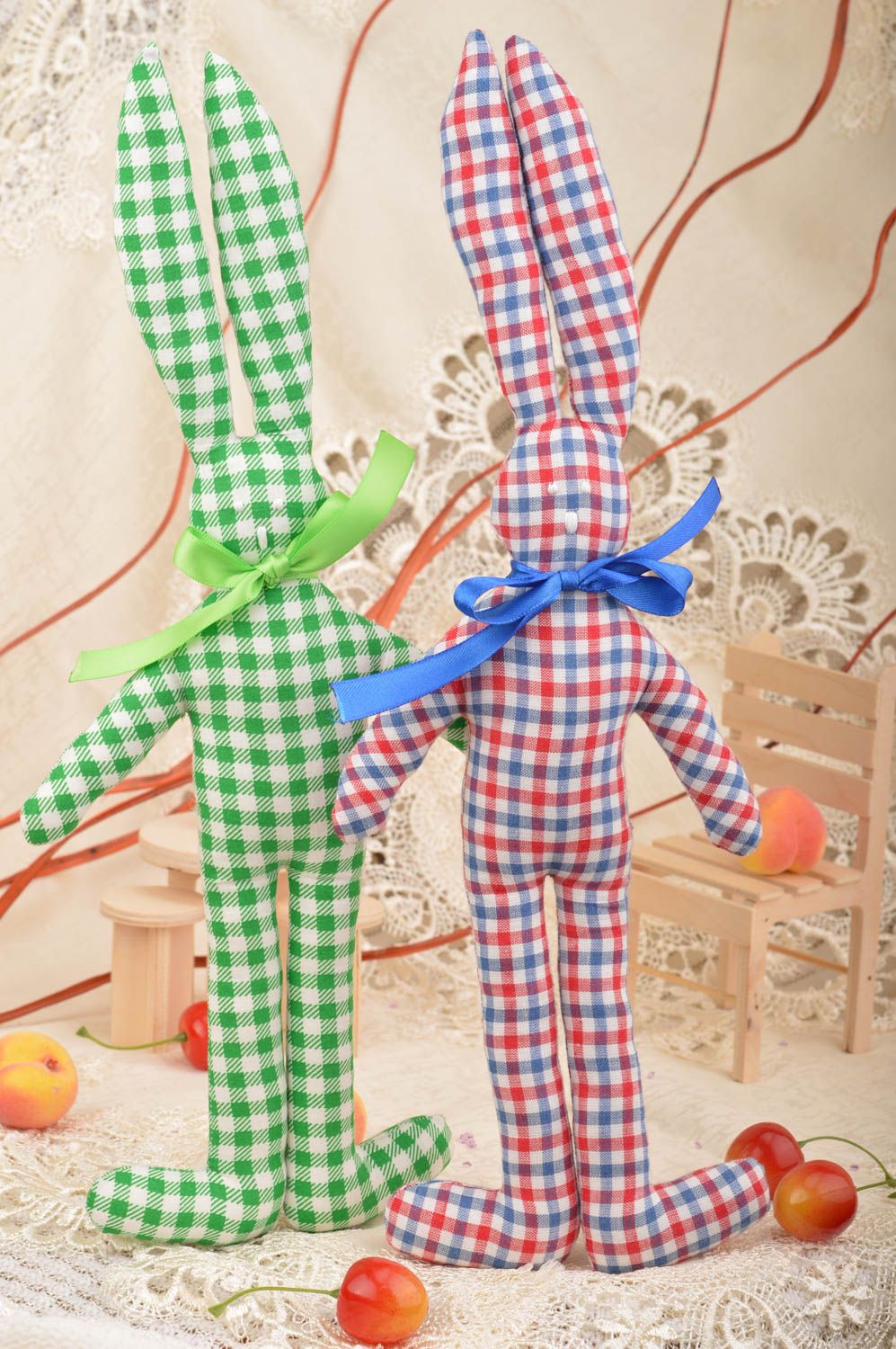 Dos juguetes de tela de algodón artesanales para niños y para decoración Liebres foto 1