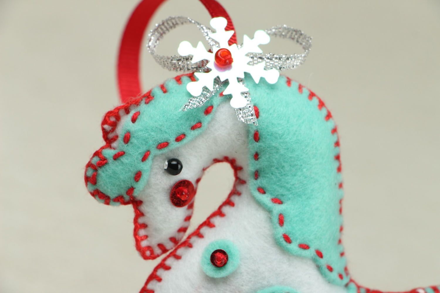 Jouet de Noël en tissu fait main original design à suspendre en forme de cheval photo 2
