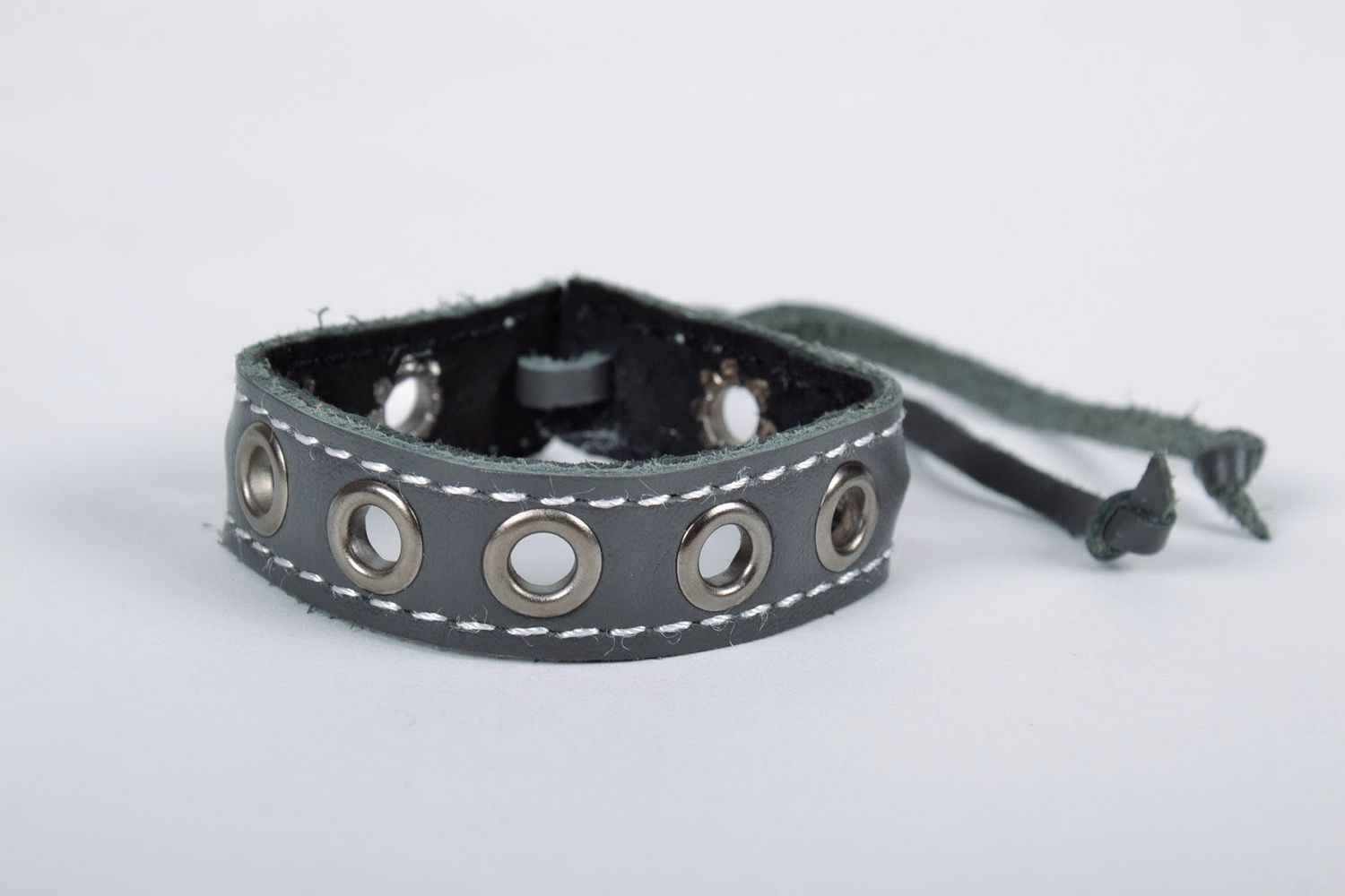 Graues Armband aus Leder foto 3