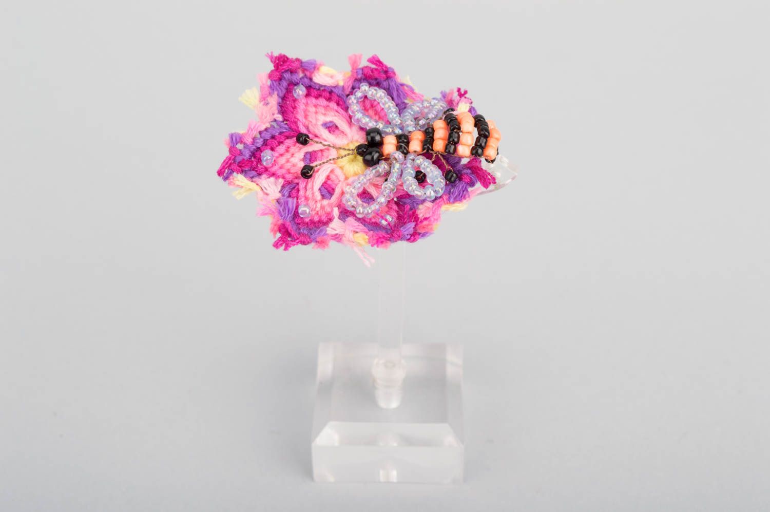 Broche abeille sur fleur Bijou fait main en perles de rocaille Accessoire femme photo 1