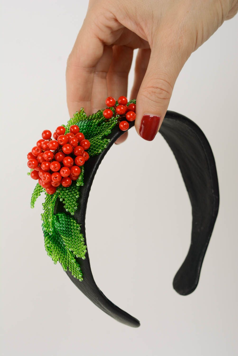 Обруч с ягодами калины черный с бисером оригинальный нарядный ручной работы фото 3