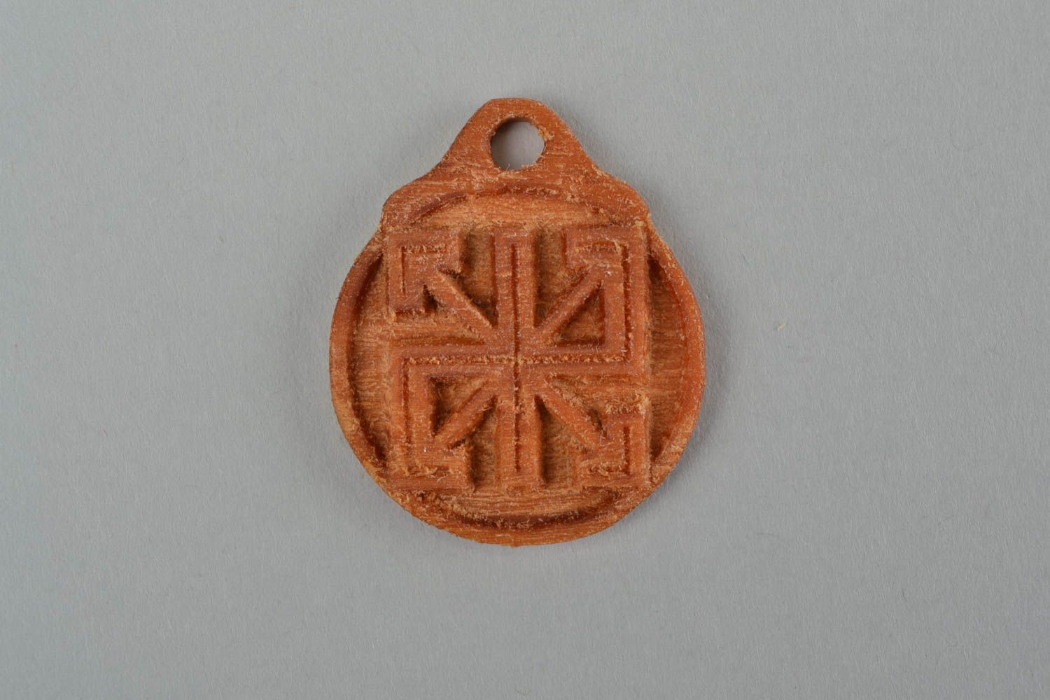 Slawischer runder oranger künstlerischer Amulett Anhänger aus Holz handmade foto 3