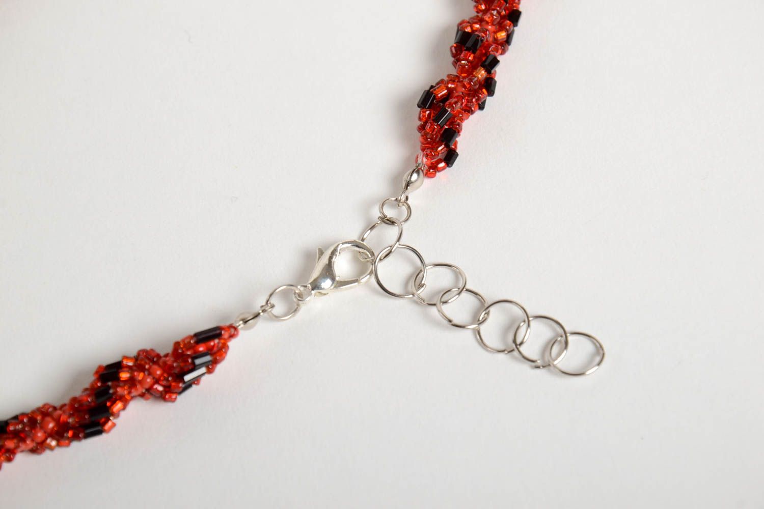 Collier long Bijou fait main rouge et noir en perles de rocaille Cadeau femme photo 5