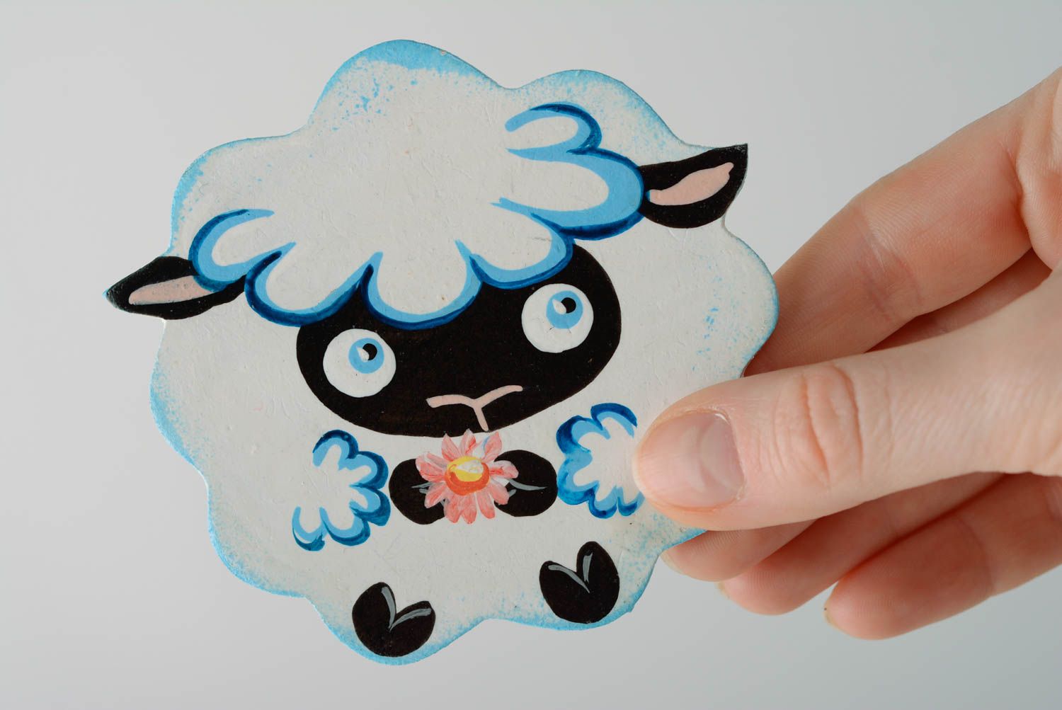 Imán para refrigerador pintado hecho a mano con forma de oveja foto 5