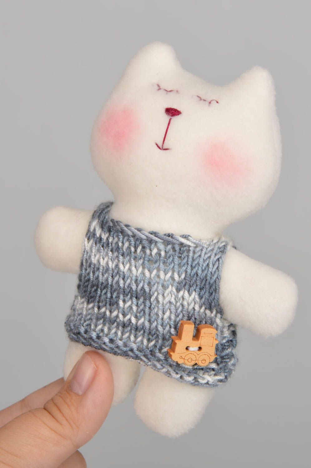 Флисовая игрушка в виде котика в серой вязаной кофте маленькая ручной работы фото 5