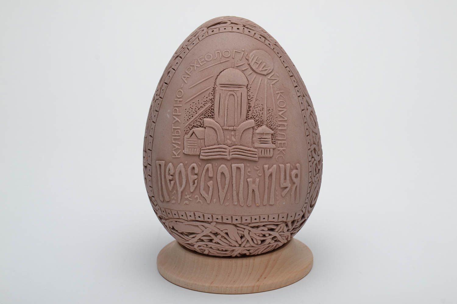 Huevo de Pascua con soporte hecho de arcilla foto 2
