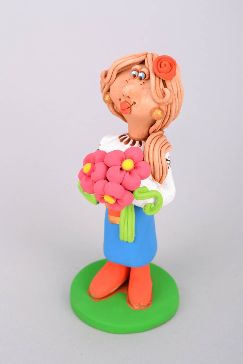 Estatueta de argila Mulher cossaca com flores foto 3