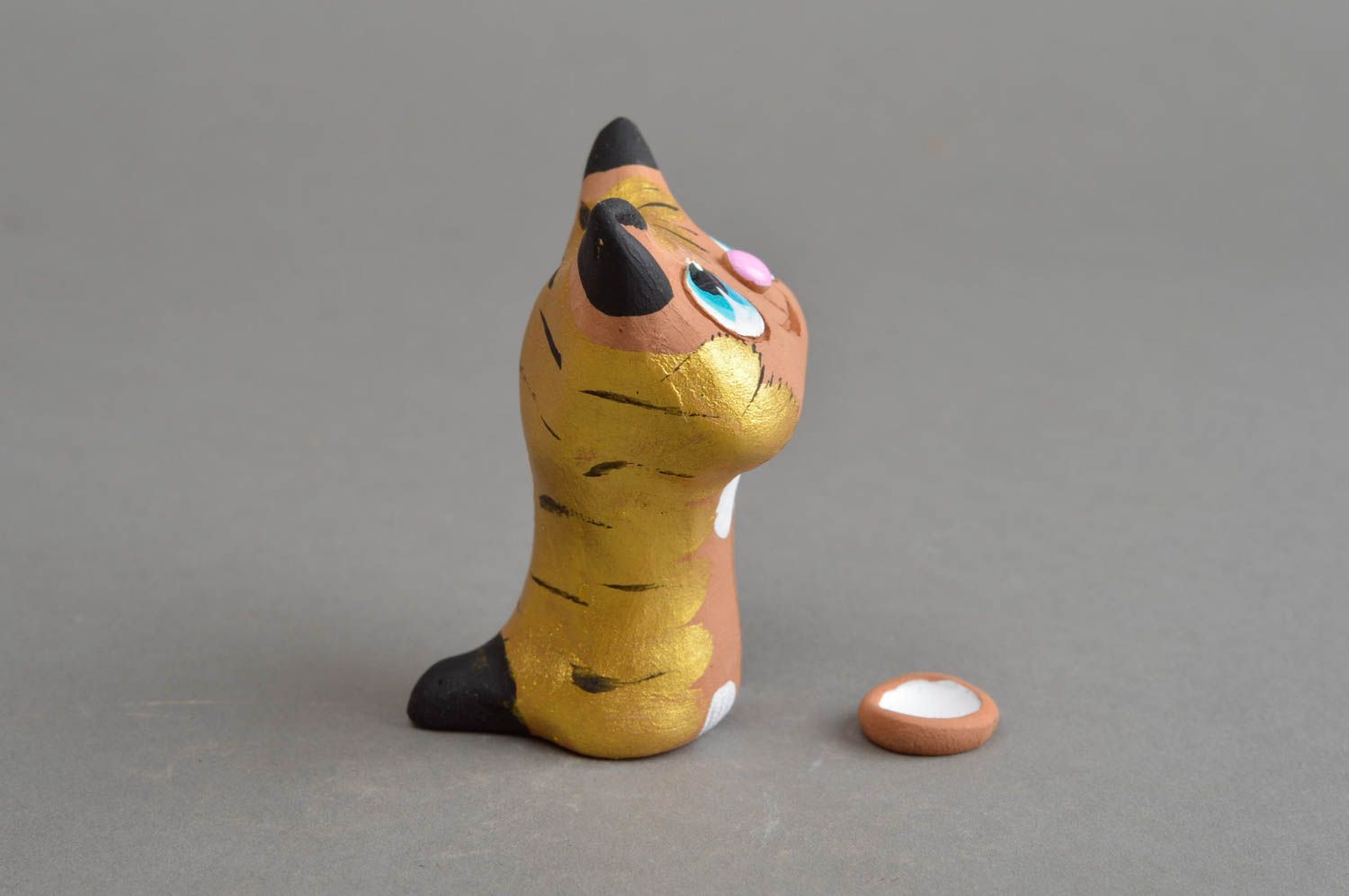 Милая глиняная статуэтка ручной работы кот желтый с миской из глины смешная  фото 4