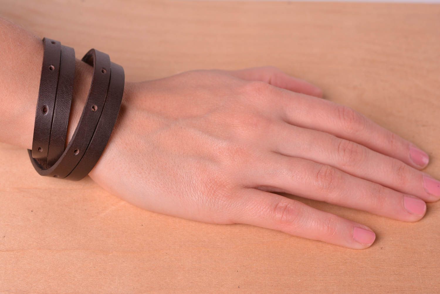 Кожаный браслет ручной работы украшение из кожи широкий браслет на руку фото 2