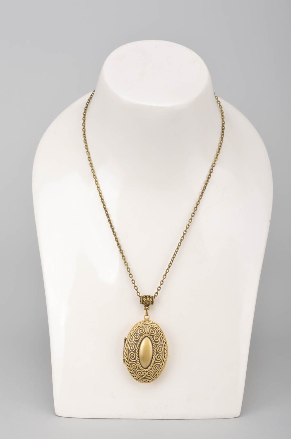 Pendentif médaillon Bijoux fait main en métal Accessoire femme vintage ovale photo 2