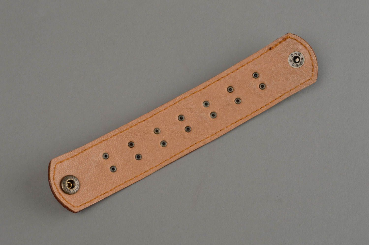 Bracelet en cuir naturel marron clair avec rivets fait main design original photo 9