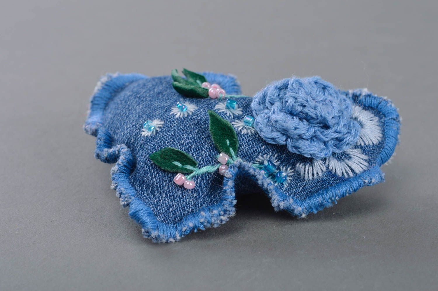 Broche coeur bleu en tissu de jean avec broderie à motif floral faite main photo 3