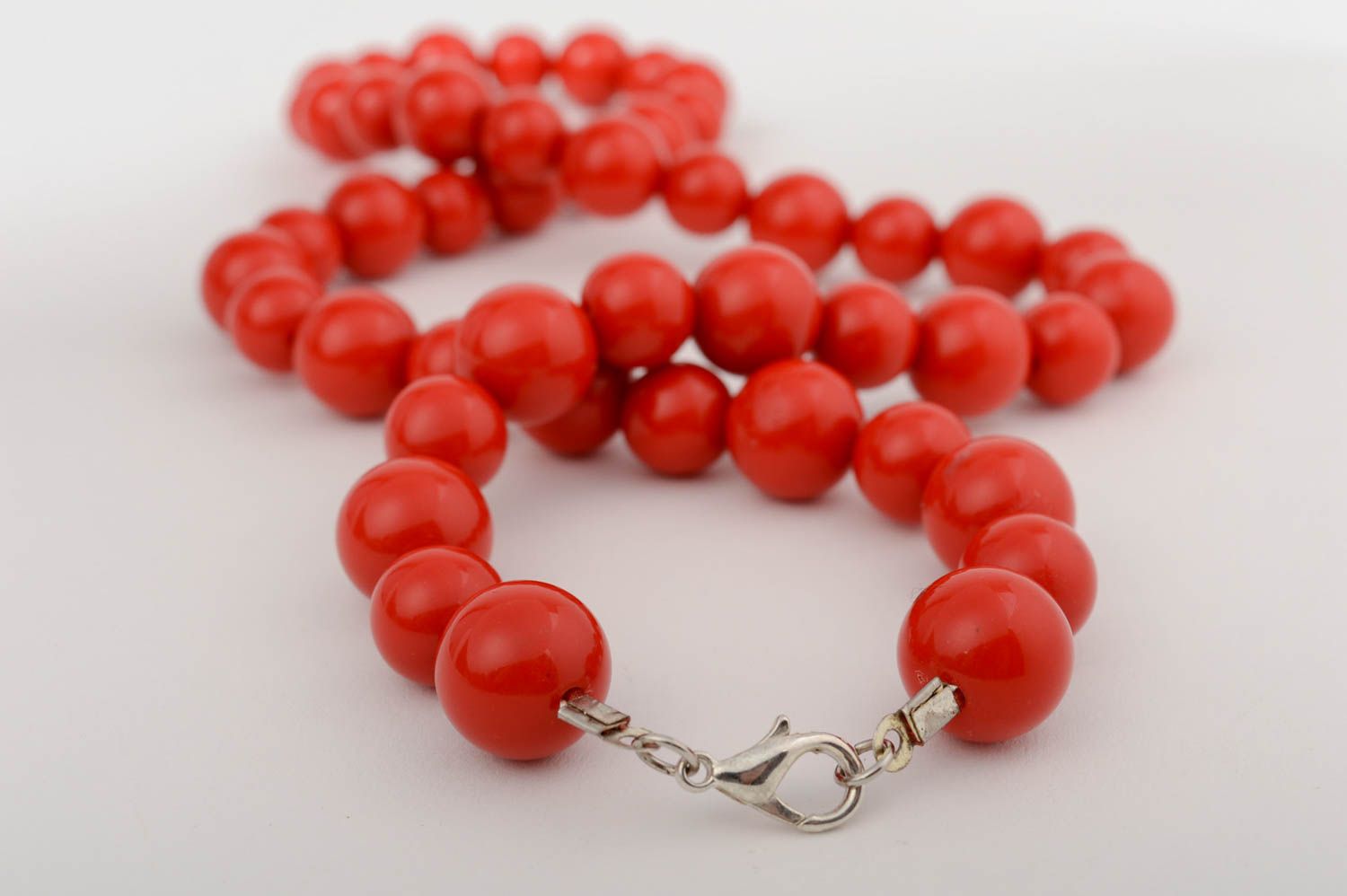 Handmade simple red necklace made of plastic beads with clasp photo 4