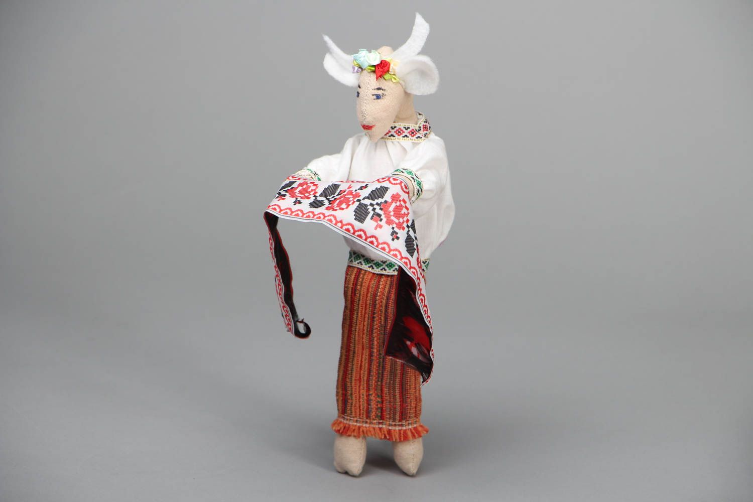 Poupée en coton Chèvre en costume traditionnel photo 1