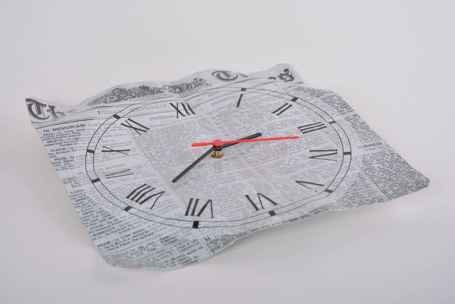 Reloj de pared de hojalata arrugada hecho a mano con estampado Periódico foto 3