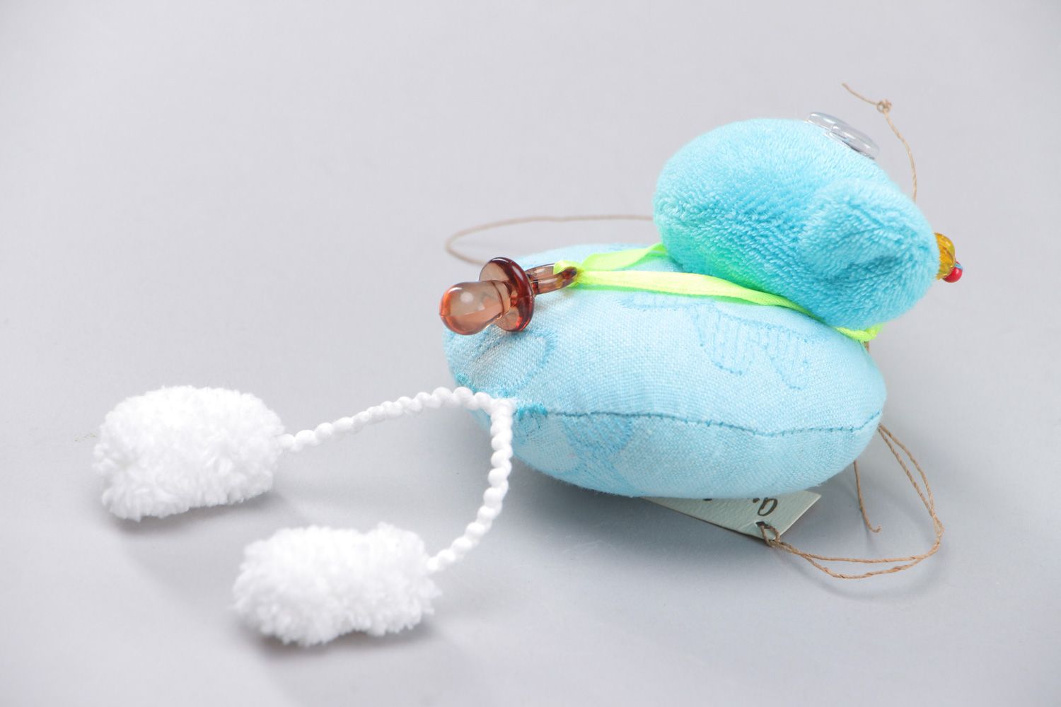 Голубая мягкая игрушка в виде овечки из хлопка и велюра с петелькой для ребенка фото 2