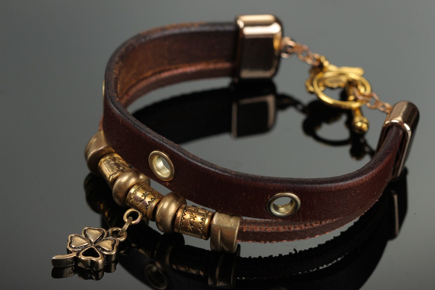 Bracelet en cuir naturel fait main original brun avec pendentif en métal Trèfle photo 1