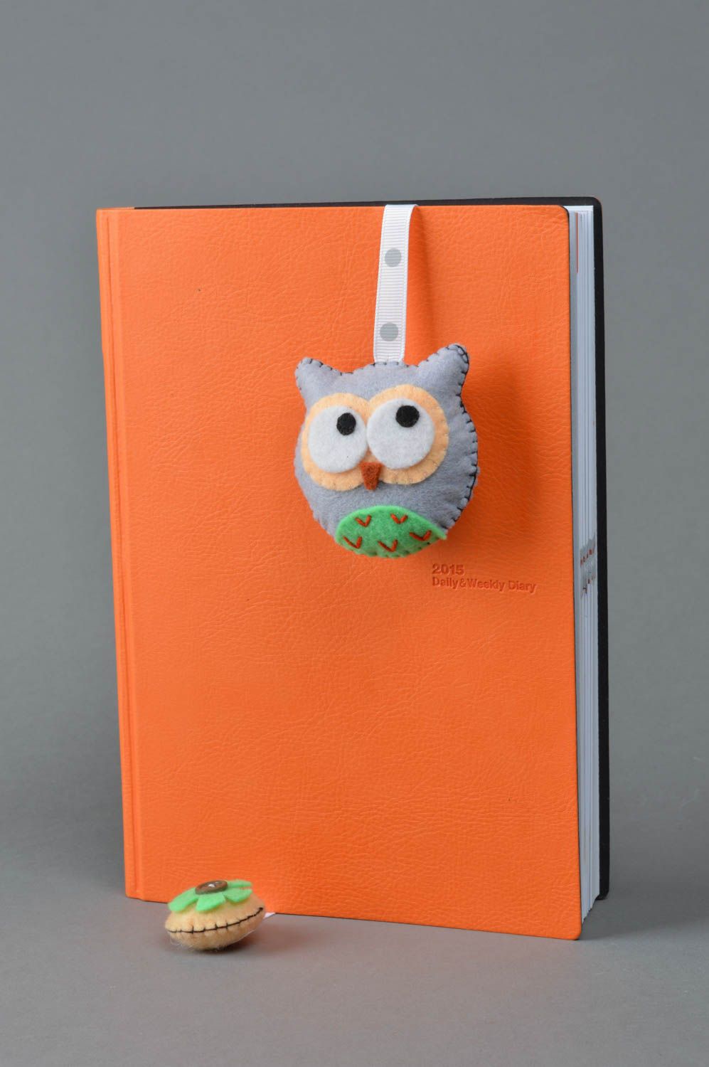 Сиреневая игрушка-закладка для книг сова из фетра ручной работы красивая фото 2
