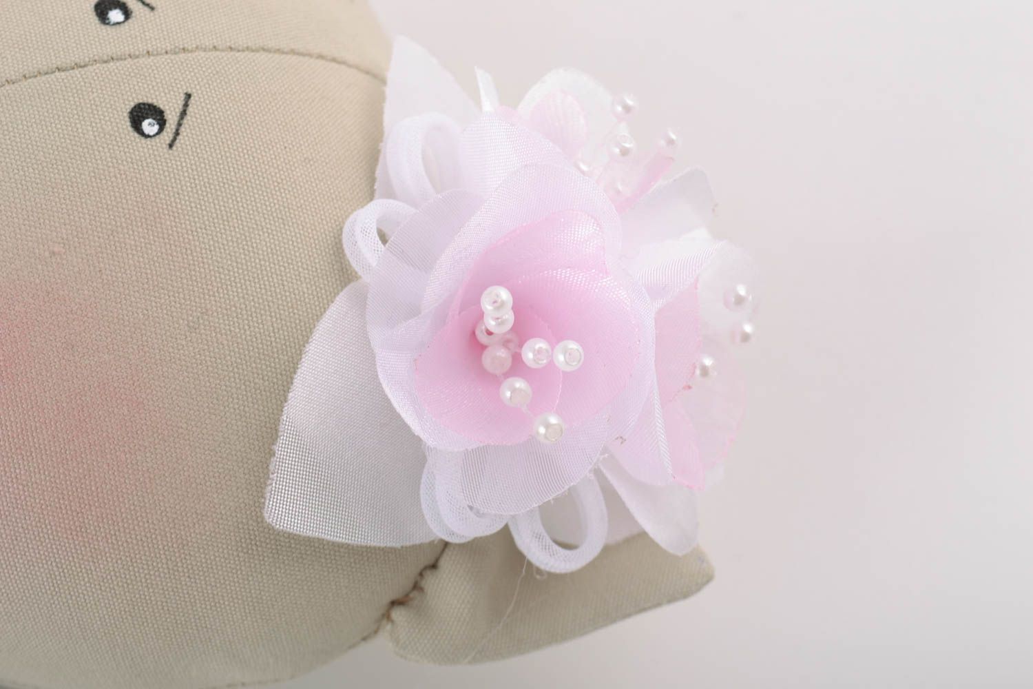 Petite peluche décorative en tissu chat en robe rose faite main pour enfant photo 3