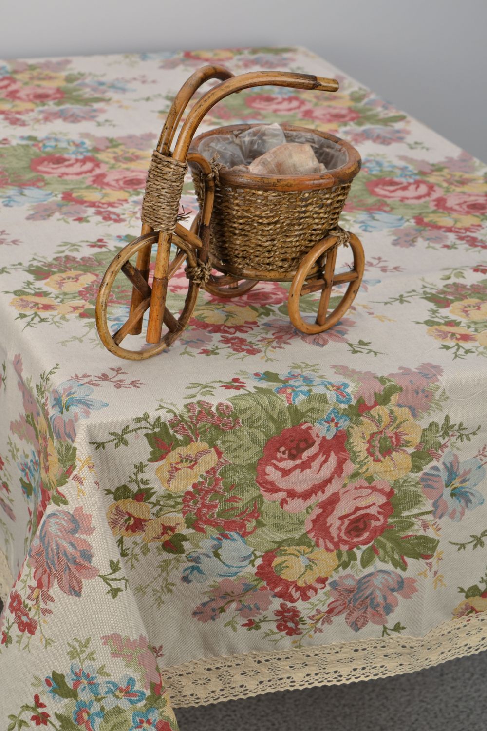 Handmade tablecloth made of cotton and polyamide with floral print and lace photo 1