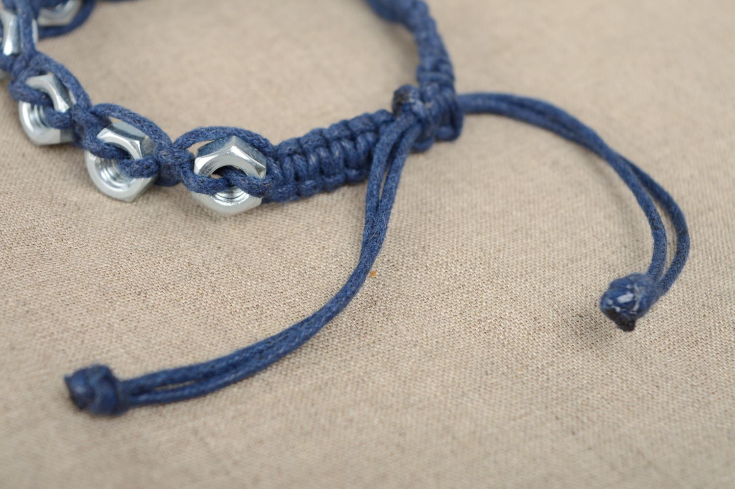 Плетеный браслет макраме из вощеного шнурка и металлических гаек фото 4