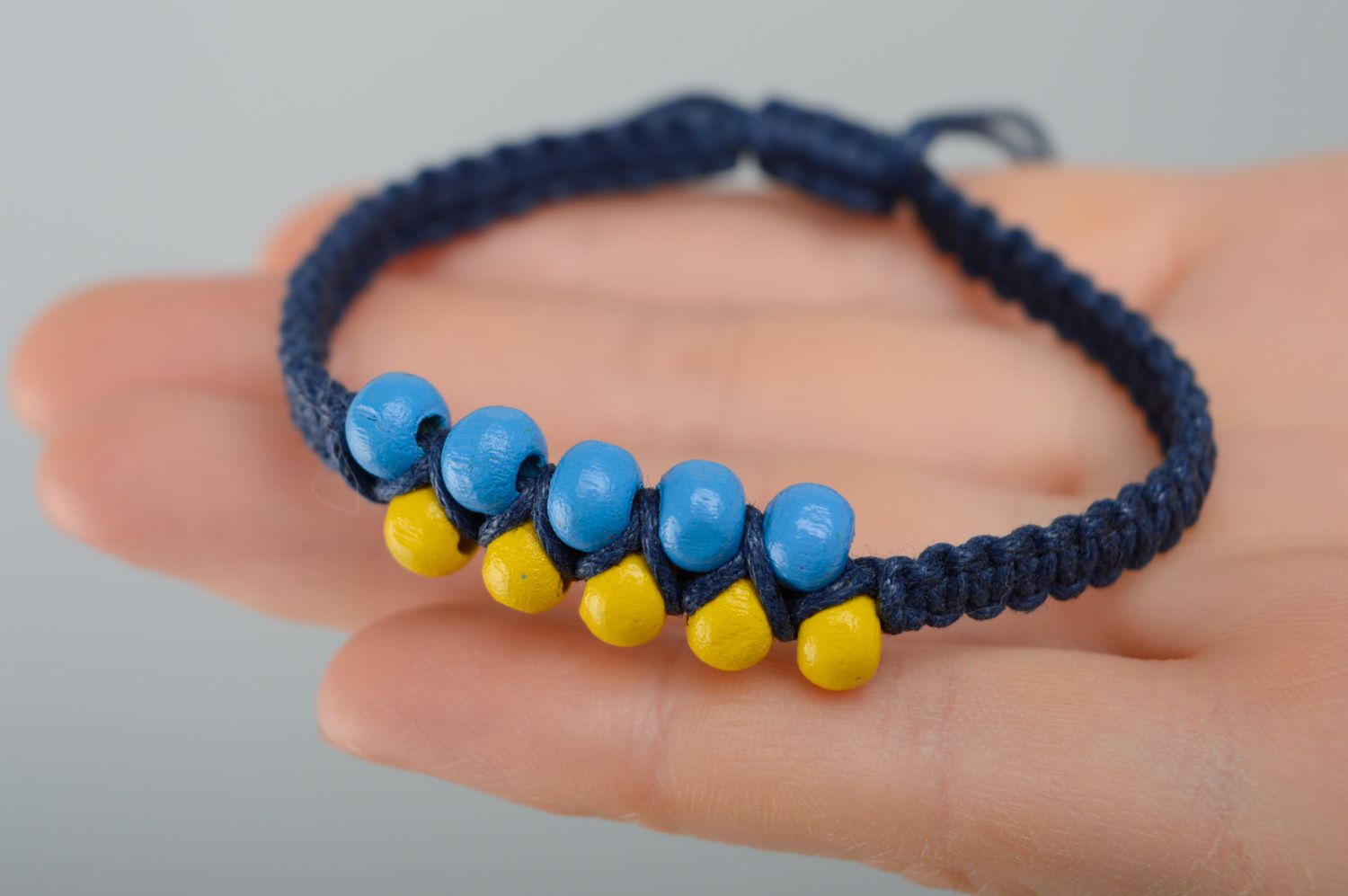 Bracelet en macramé original lacet bleu ciré et perles en bois fait main photo 3