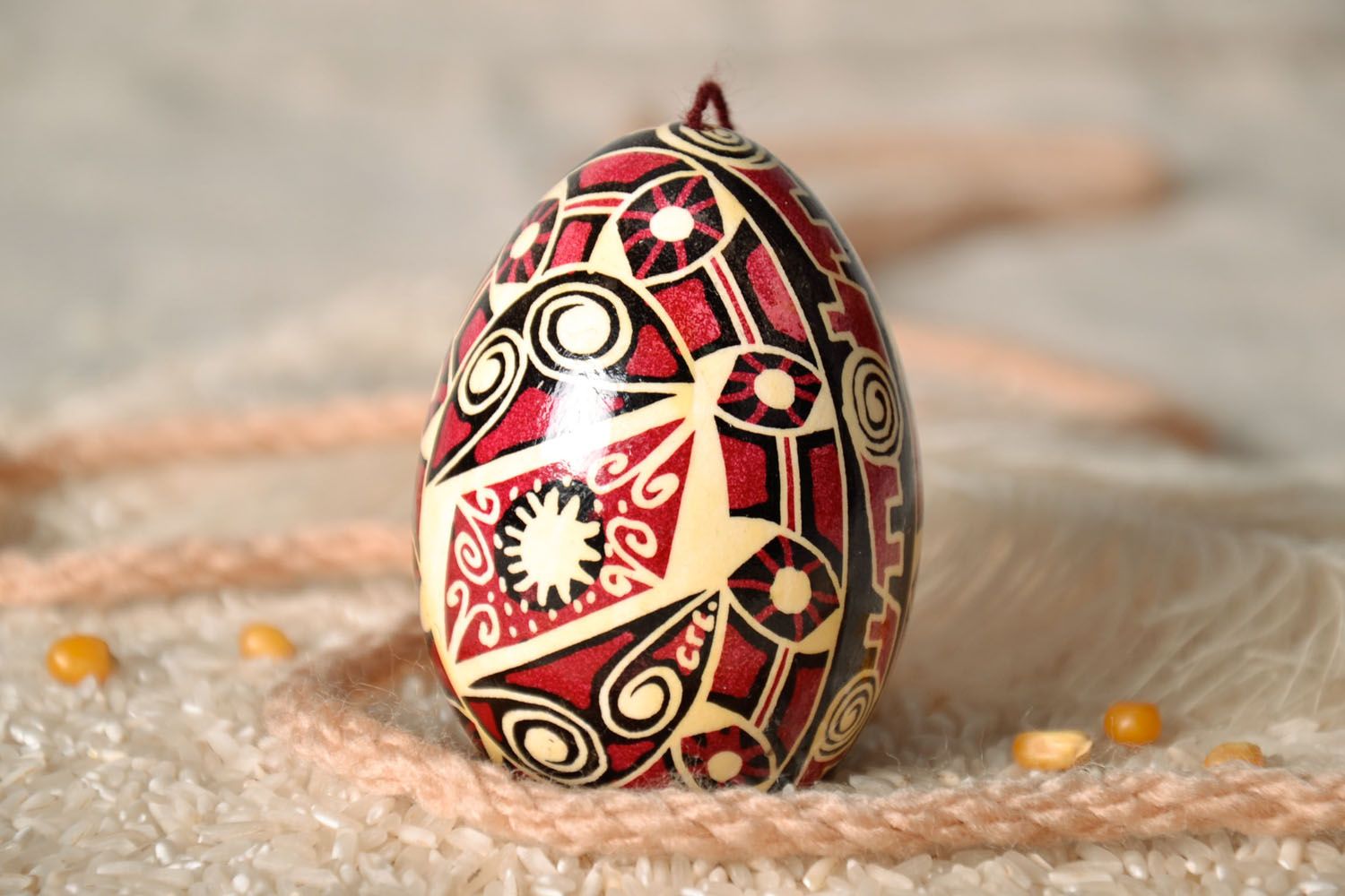 Ovo da Páscoa decorativo pintado à mão com borla  foto 1