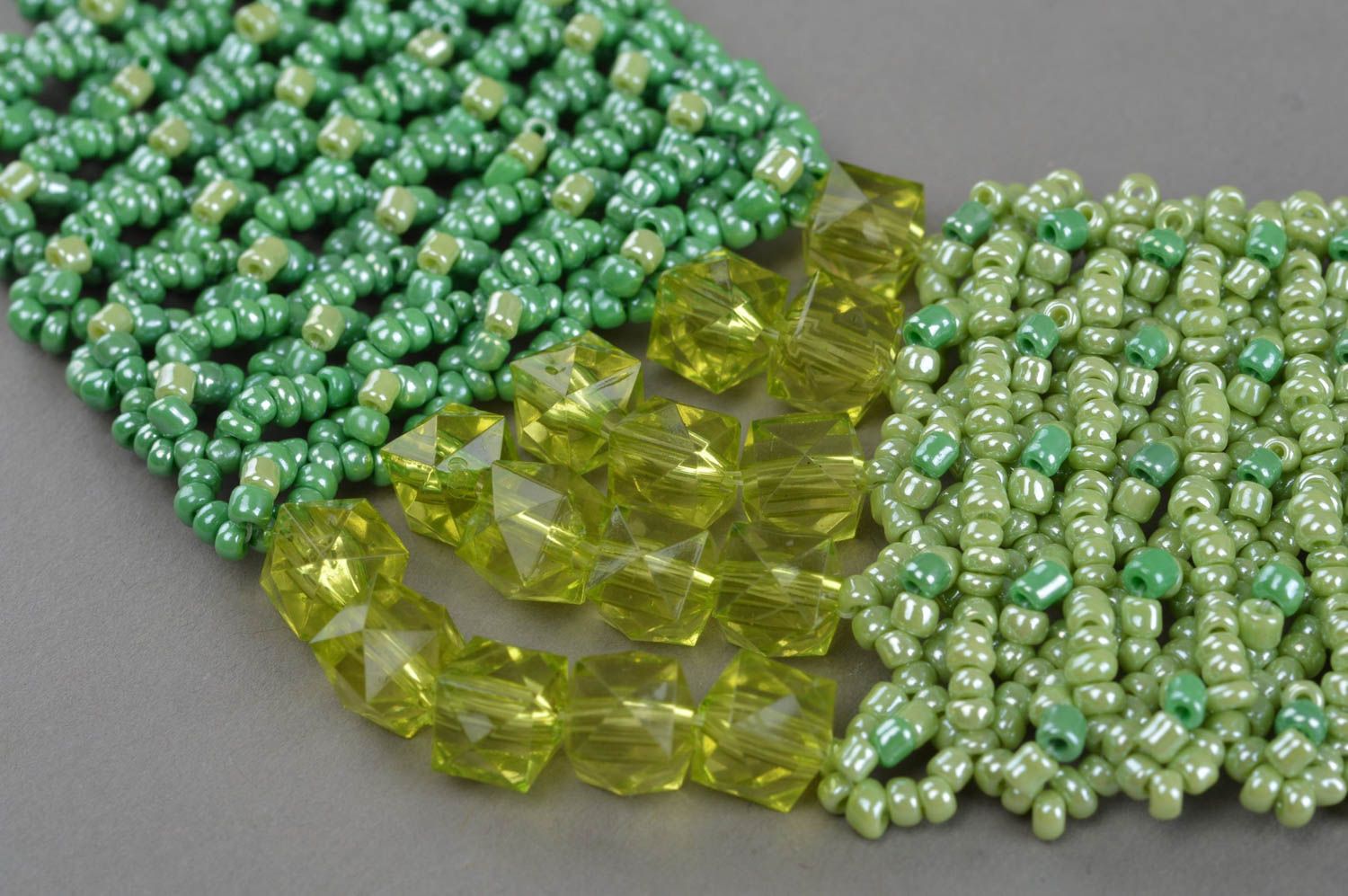 Collier en perles de rocaille fait main Vert avec émeraude accessoire pour femme photo 5